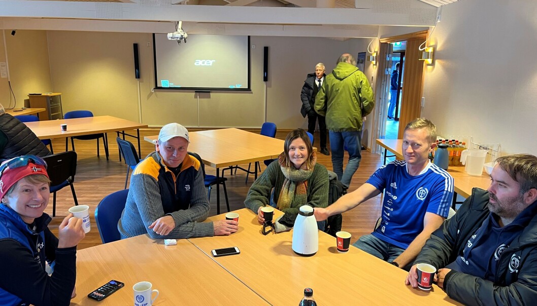 Ellbjørg Haugen Larsen, Ivar Næss, Marit Solvik Næss, Anders Grimsmo og Svein Ola Fiske på fotballkafe før serieavslutning på Syltøran. Ellbjørg Haugen Larsen, Ivar Næss, Marit Solvik Næss, Anders Grimsmo og Svein Ola Fiske på fotballkafe før serieavslutning på Syltøran.