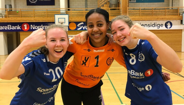 Gine Sæterbø, Betiel Nashih Amanuel og Eline Østbø på Surnadal J15 Gine Sæterbø, Betiel Nashih Amanuel og Eline Østbø på Surnadal J15