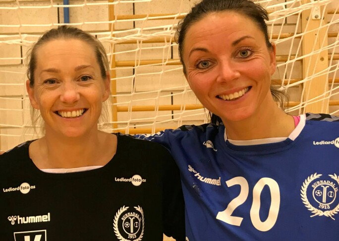 Keeper Heidi Haltli og Oddrun Husby er godt fornøyd med dagens seier i Surnadal idrettshall