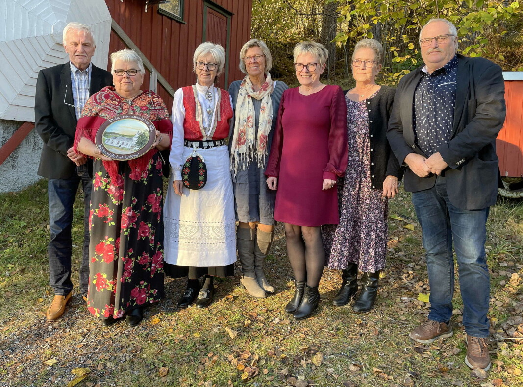 Samla ved museet – frå venstre Jon Mogstad Neergård, Judith (Bele) Bøe – nyvunne kyrkjefat, Eldbjørg (Bøe) Søyseth, Grethe (Bøklepp) Engerud, Brit Stolsmo, Ella (Bævre) Bøklepp og Anton Bøe. Samla ved museet – frå venstre Jon Mogstad Neergård, Judith (Bele) Bøe – nyvunne kyrkjefat, Eldbjørg (Bøe) Søyseth, Grethe (Bøklepp) Engerud, Brit Stolsmo, Ella (Bævre) Bøklepp og Anton Bøe.