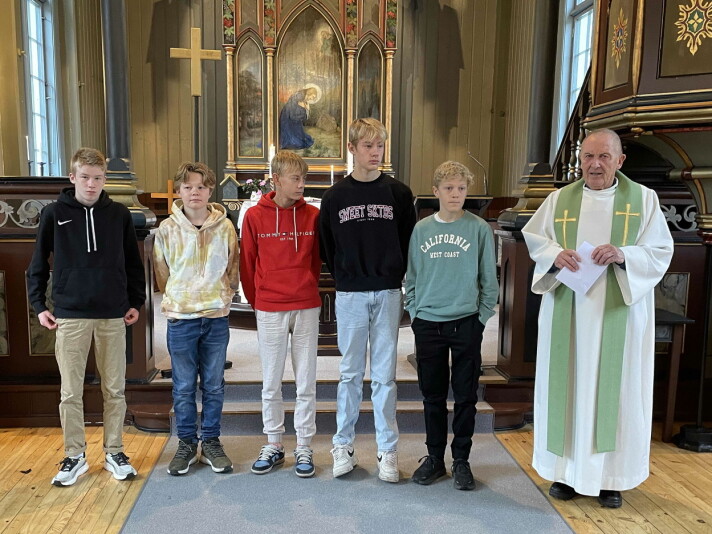2023-konfirmantane Ole Jørgen (frå venstre), Martin, Fredrik, Arnstein og Vegard vart presenterte med humor og stil av Torbjørn Brøske. 2023-konfirmantane Ole Jørgen (frå venstre), Martin, Fredrik, Arnstein og Vegard vart presenterte med humor og stil av Torbjørn Brøske.