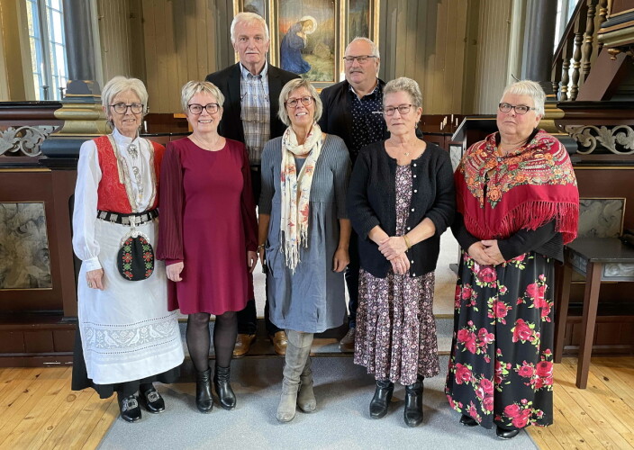 Geilkalvane anno 1972 – frå venstre: Eldbjørg Bøe Søyseth, Brit Stolsmo, Jon M. Neergård, Grethe Bøklepp Engerud, Anton Bøe, Ella Bævre Bøklepp og Judith Bele Bøe. Geilkalvane anno 1972 – frå venstre: Eldbjørg Bøe Søyseth, Brit Stolsmo, Jon M. Neergård, Grethe Bøklepp Engerud, Anton Bøe, Ella Bævre Bøklepp og Judith Bele Bøe.