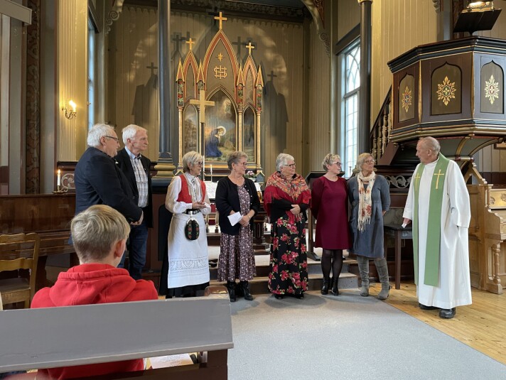 Prest Torbjørn intervjuar 50-årskonfirmantane Anton Bøe (frå venstre), Jon Mogstad Neergård, Eldbjørg (Bøe) Søyseth, Ella (Bævre) Bøklepp, Judith (Bele) Bøe, Brit Stolsmo og Grethe (Bøklepp) Engerud. Prest Torbjørn intervjuar 50-årskonfirmantane Anton Bøe (frå venstre), Jon Mogstad Neergård, Eldbjørg (Bøe) Søyseth, Ella (Bævre) Bøklepp, Judith (Bele) Bøe, Brit Stolsmo og Grethe (Bøklepp) Engerud.
