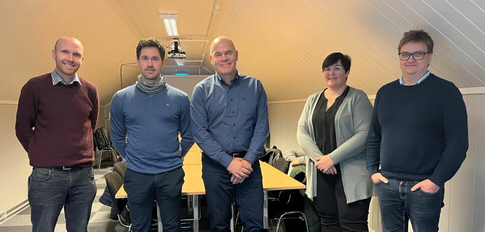 Ingve Nordahl Løkken (t.v.) og Olaf Prestvold (i midten) fra Innovasjon Norge sammen med leder I Rindal næringsforum Stian Kooyman, ordfører Vibeke Langli og Håkon Fredriksen (t.h.) fra Innveno.