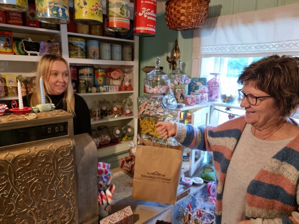Anne Helene Teilgård Halset (til høyre) gjør en handel i Krambua hos Astrid Anne Helene Teilgård Halset (til høyre) gjør en handel i Krambua hos Astrid
