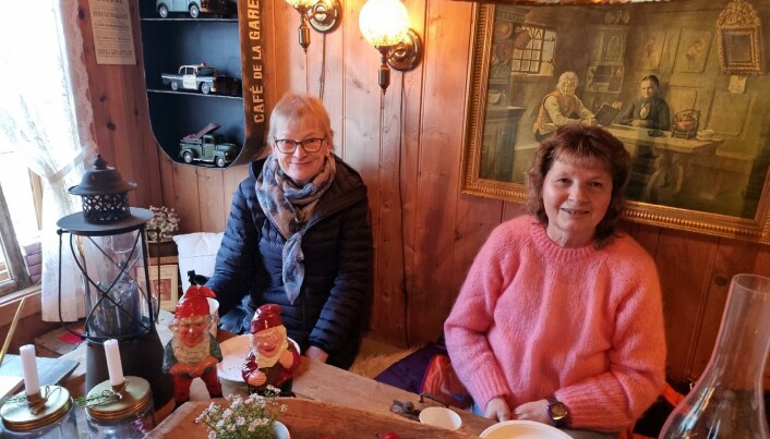 Sigrun Rotlid (t.v.) og Eva Sæter koser seg med kaffe og en liten handel. Sigrun Rotlid (t.v.) og Eva Sæter koser seg med kaffe og en liten handel.