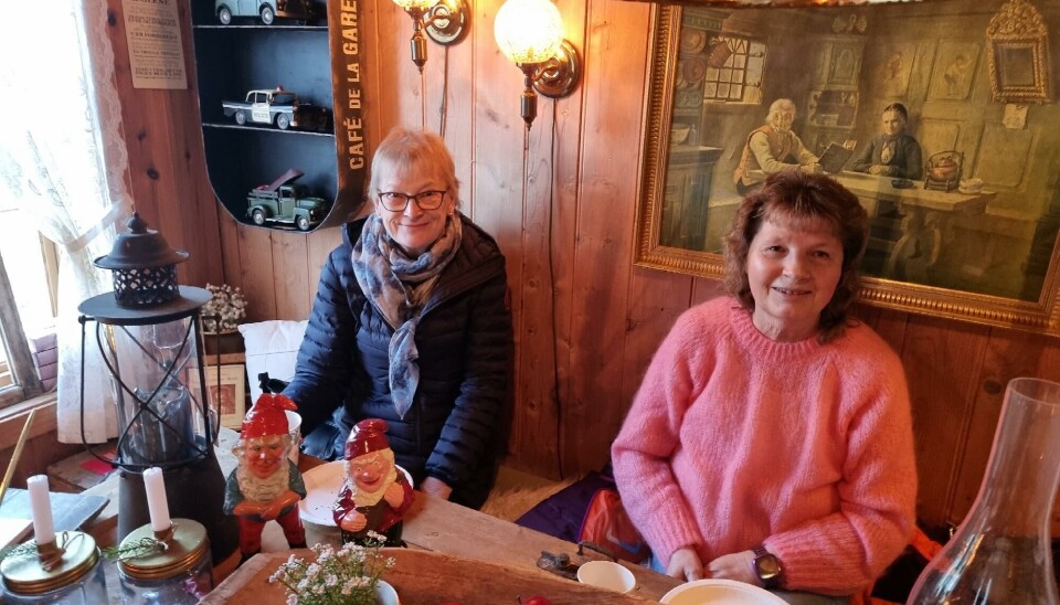 Sigrun Rotlid (t.v.) og Eva Sæter koser seg med kaffe og en liten handel. Sigrun Rotlid (t.v.) og Eva Sæter koser seg med kaffe og en liten handel.