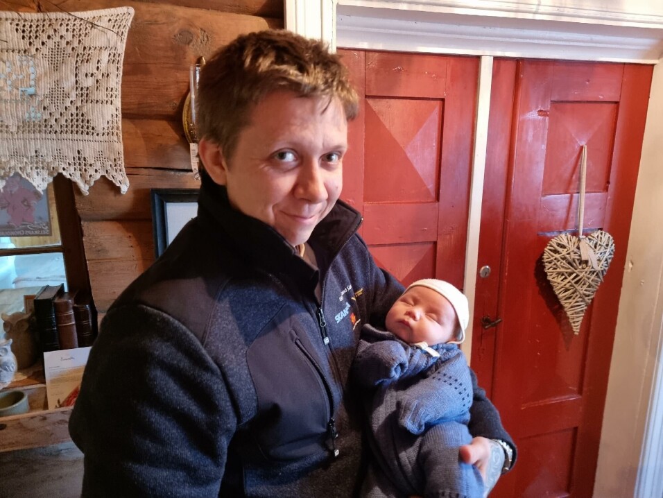 Tidlig krøkes.. En måned gamle Jarand Heggset Langeland er dagens yngste kunde. Trygt forvart i pappa, Kjetil Andre Langelands armer sover han seg gjennom hele handelen. Tidlig krøkes.. En måned gamle Jarand Heggset Langeland er dagens yngste kunde. Trygt forvart i pappa, Kjetil Andre Langelands armer sover han seg gjennom hele handelen.