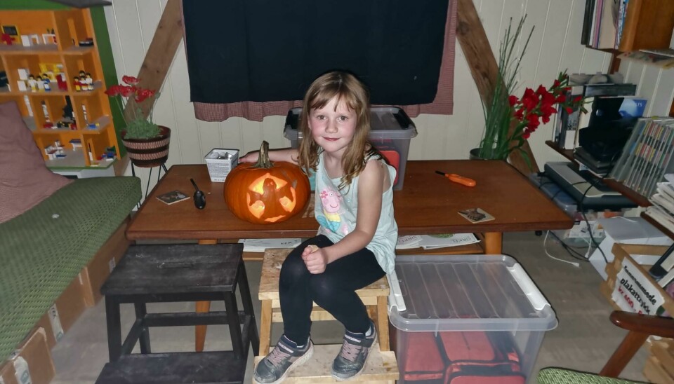 6 år gamle Sofie Nervik Nergård skar ut sitt aller første gresskar