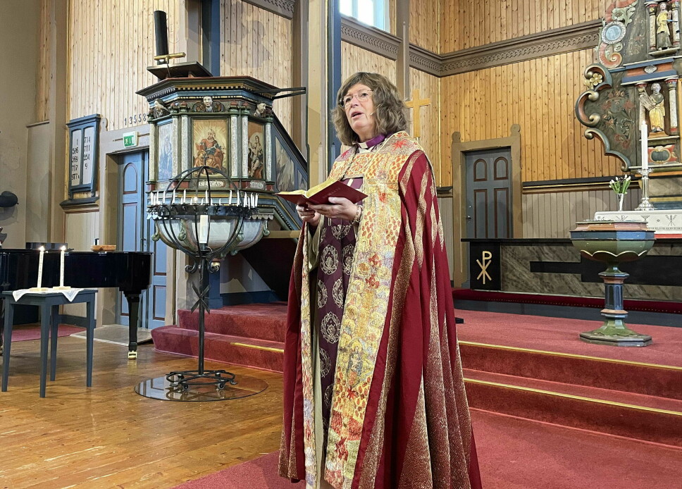 Visitasgudsteneste: Biskop Ingeborg Midttømme under gudstenesta i Stangvik kyrkje