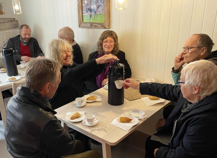 Fengande: Kaffe, graut og bakels frå Buakokkå Mayse etter fengande orientering om Merkur-program og nærbutikk på Bølandet
