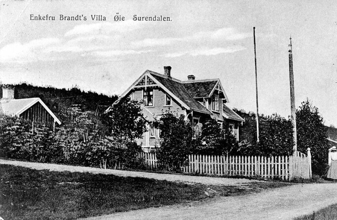 <span class=" font-weight-bold" data-lab-font_weight_desktop="font-weight-bold">Brandtheim: </span>På fylkesfotoarkivet var også dette bildet. «Enkefru Brandt's Villa - Brandtheim, Øye, Surnadal. Det var Anna Magdalene Brandt som fekk bygd denne villaen i 1897 på tomta til Klokkargarden. Dette var visstnok den første villabygninga i meir moderne stil i Surnadal. Derfor stod "Enkefru Brandts Villa" i avisa "Surnadølen" som noko utanom det vanlege, skriv Hans Hyldbakk. Magdalene Brandt f. Broch var f. 2/4 1832, og var enke etter proprietær og brennevinskontrollør Henrich Marguido Brandt, f. 27/11 1827. (Informanter: Hans Hyldbakk/Magne Holten)» <span class=" font-weight-bold" data-lab-font_weight_desktop="font-weight-bold">Brandtheim: </span>På fylkesfotoarkivet var også dette bildet. «Enkefru Brandt's Villa - Brandtheim, Øye, Surnadal. Det var Anna Magdalene Brandt som fekk bygd denne villaen i 1897 på tomta til Klokkargarden. Dette var visstnok den første villabygninga i meir moderne stil i Surnadal. Derfor stod "Enkefru Brandts Villa" i avisa "Surnadølen" som noko utanom det vanlege, skriv Hans Hyldbakk. Magdalene Brandt f. Broch var f. 2/4 1832, og var enke etter proprietær og brennevinskontrollør Henrich Marguido Brandt, f. 27/11 1827. (Informanter: Hans Hyldbakk/Magne Holten)»