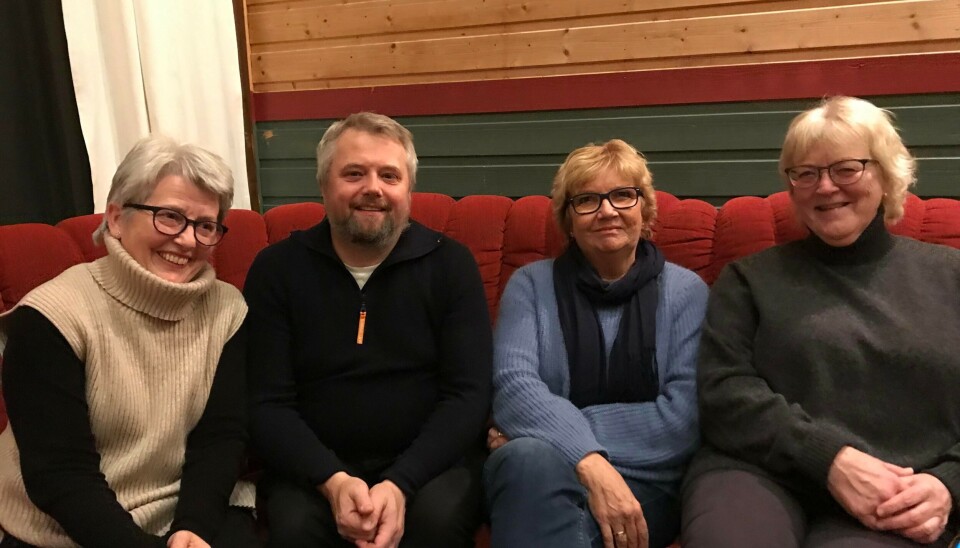 Ronny Kjøsen omringa av kordamer i kaffepausen. Frå venstre: Turid Husby, Ingrid Løfaldli Fiske og Eva Sande.
