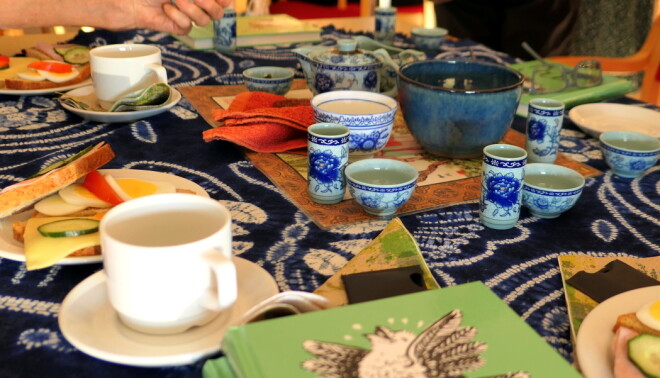 Te først, så kaffe og brødskive. Te først, så kaffe og brødskive.
