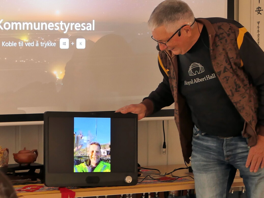 Åge snakkar med "bestefar." Åge snakkar med "bestefar."