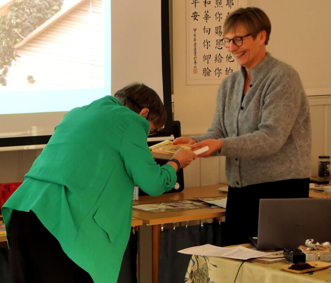 Helene Marie Nergård overrakte boka på taiwansk vis Helene Marie Nergård overrakte boka på taiwansk vis