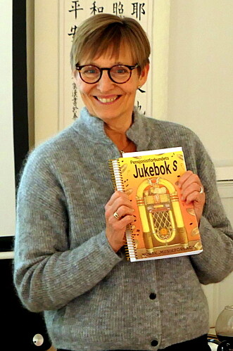 Grete Ranes Heggem med boka Pensjonistforbundets Jukeboks. Grete Ranes Heggem med boka Pensjonistforbundets Jukeboks.