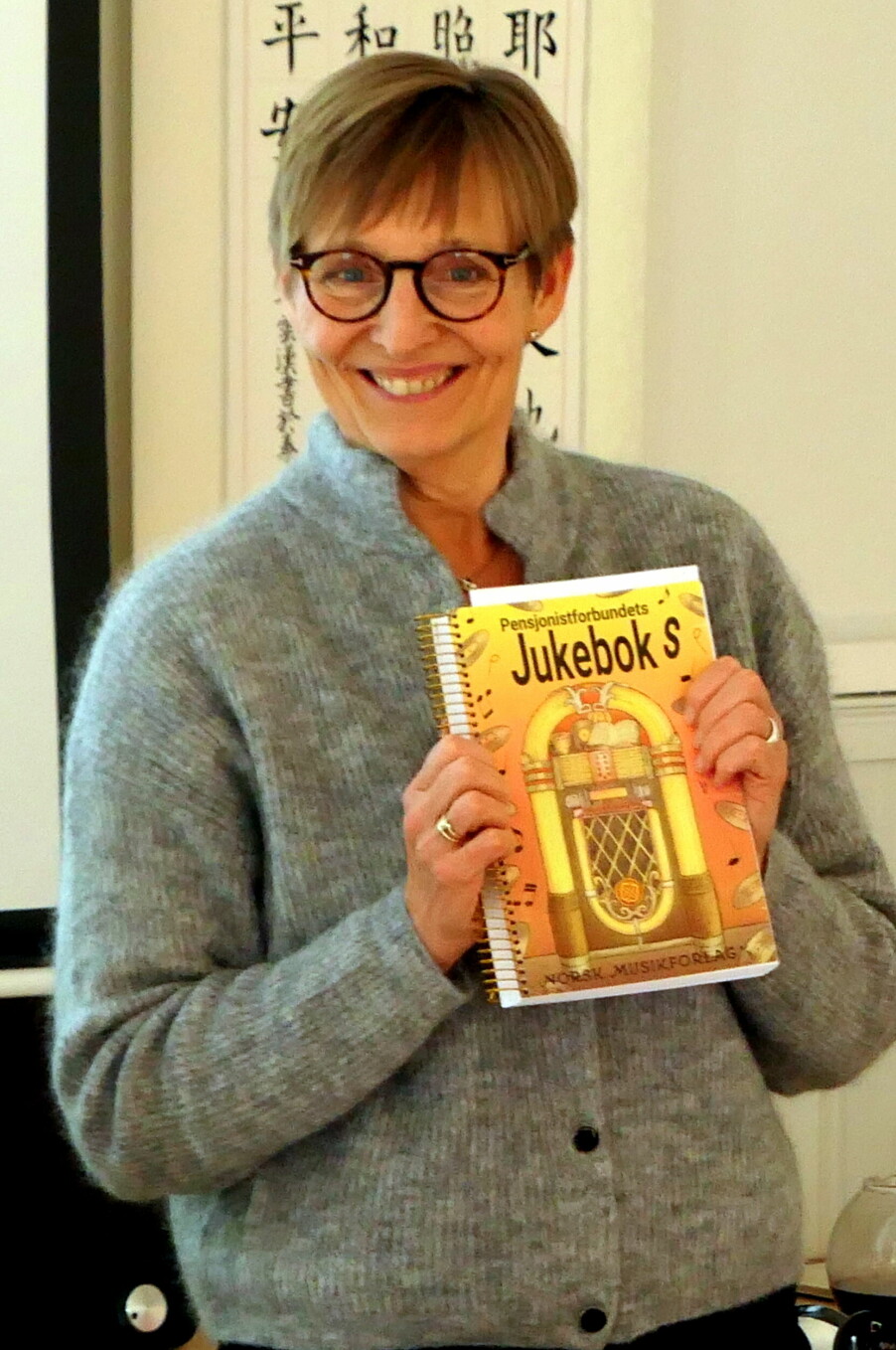 Grete Ranes Heggem med boka Pensjonistforbundets Jukeboks.
