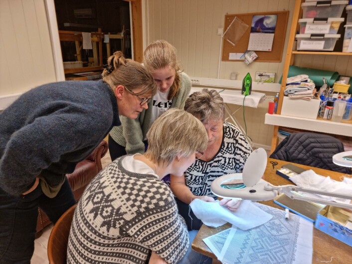 Tora Waag, Line Nordvik og Jorunn Fiske følger nøye med når Mary demonstrerer Tora Waag, Line Nordvik og Jorunn Fiske følger nøye med når Mary demonstrerer