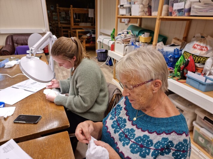 Jorunn Heggset og barnebarnet Jorunn Fiske er oppslukt av broderingaen. Ingen av dem har tid til å se opp mot fotografen, så bildet må bli i profil Jorunn Heggset og barnebarnet Jorunn Fiske er oppslukt av broderingaen. Ingen av dem har tid til å se opp mot fotografen, så bildet må bli i profil