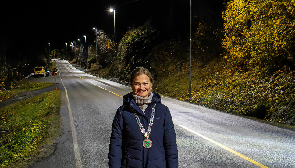 Ordfører Margrethe Svinvik foran de nye gatelysene på Åsskard.