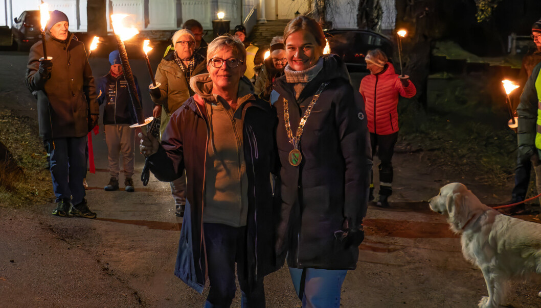 Eva Jorid Svendsen sammen med Margrethe Svinvik foran bygdefolket på Åsskard. Eva Jorid Svendsen sammen med Margrethe Svinvik foran bygdefolket på Åsskard.