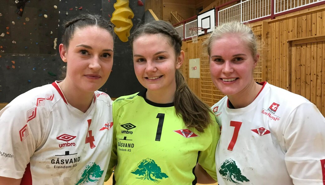 Surt tap: – Denne kampen skulle vi ha vunnet, sier denne trioen. Fra venstre: Gro Anita Bolme, Maren Halgunset og Anja Søyset Surt tap: – Denne kampen skulle vi ha vunnet, sier denne trioen. Fra venstre: Gro Anita Bolme, Maren Halgunset og Anja Søyset