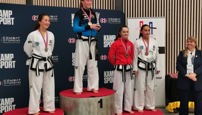 Lone Jenstad, som har besteforeldre i Surnadal, tok sølv, mens Heidi Fiske tok bronse i mønster Lone Jenstad, som har besteforeldre i Surnadal, tok sølv, mens Heidi Fiske tok bronse i mønster