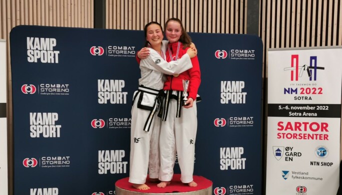 Heidi Fiske tok gull i sparring på søndag, og Lone Jenstad tok sølv. Heidi Fiske tok gull i sparring på søndag, og Lone Jenstad tok sølv.