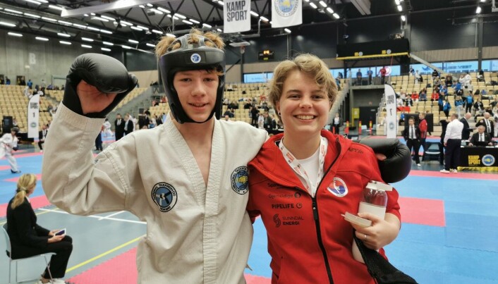 Ulrik Akrim tok gull i sparring på søndag, her er han saman med coach Mari Fiske Ulrik Akrim tok gull i sparring på søndag, her er han saman med coach Mari Fiske