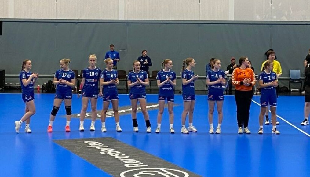 Surnadal J16 i Røroshallen, lagledere Roar Bævre og Tarjei Fugelsøy bak jentene Surnadal J16 i Røroshallen, lagledere Roar Bævre og Tarjei Fugelsøy bak jentene