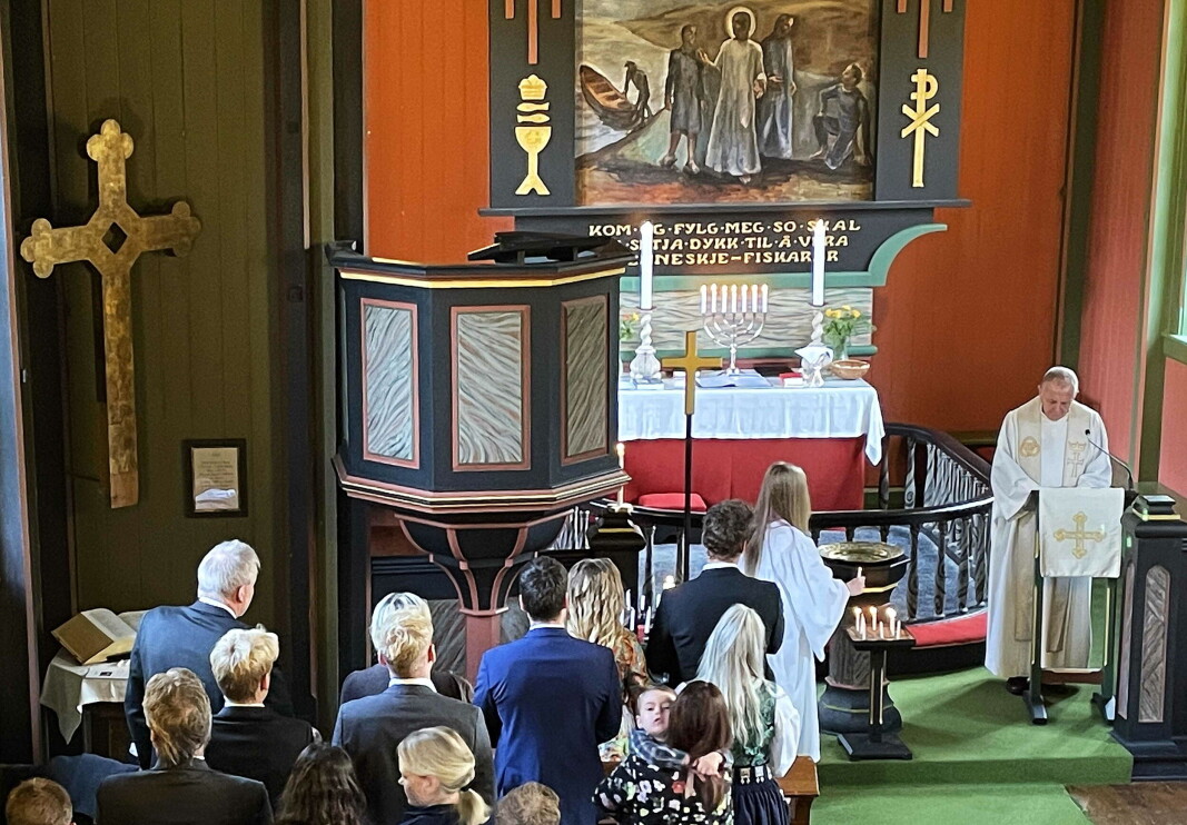 Minnelys blir tente under messa i Todalen kyrkje. Minnelys blir tente under messa i Todalen kyrkje.