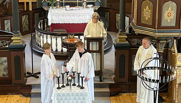 Lystenning i Åsskard kyrkje. Klokkar Randi Bøe og fungerande sokneprest Torbjørn Brøske leier stunda. Konfirmantar tenner minnelysa.. Lystenning i Åsskard kyrkje. Klokkar Randi Bøe og fungerande sokneprest Torbjørn Brøske leier stunda. Konfirmantar tenner minnelysa..