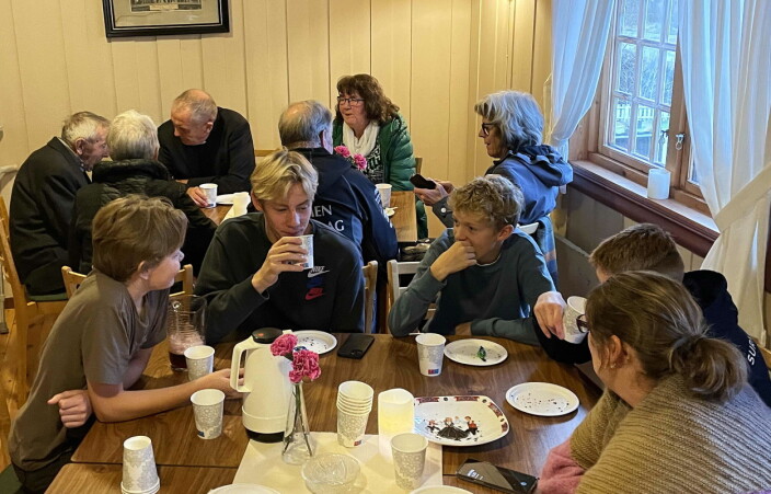 Samver med kaffe, saft og samtale i Kyrkjestua i Åsskard. Samver med kaffe, saft og samtale i Kyrkjestua i Åsskard.