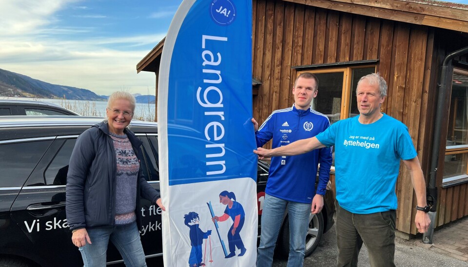 Daglig leder i Surnadal IL, Juras Chachlauskas, flankert av Liv Dalsegg og Hans Mellemsæther i SpareBank 1 Nordmøre, inviterer til den store Byttehelgen.