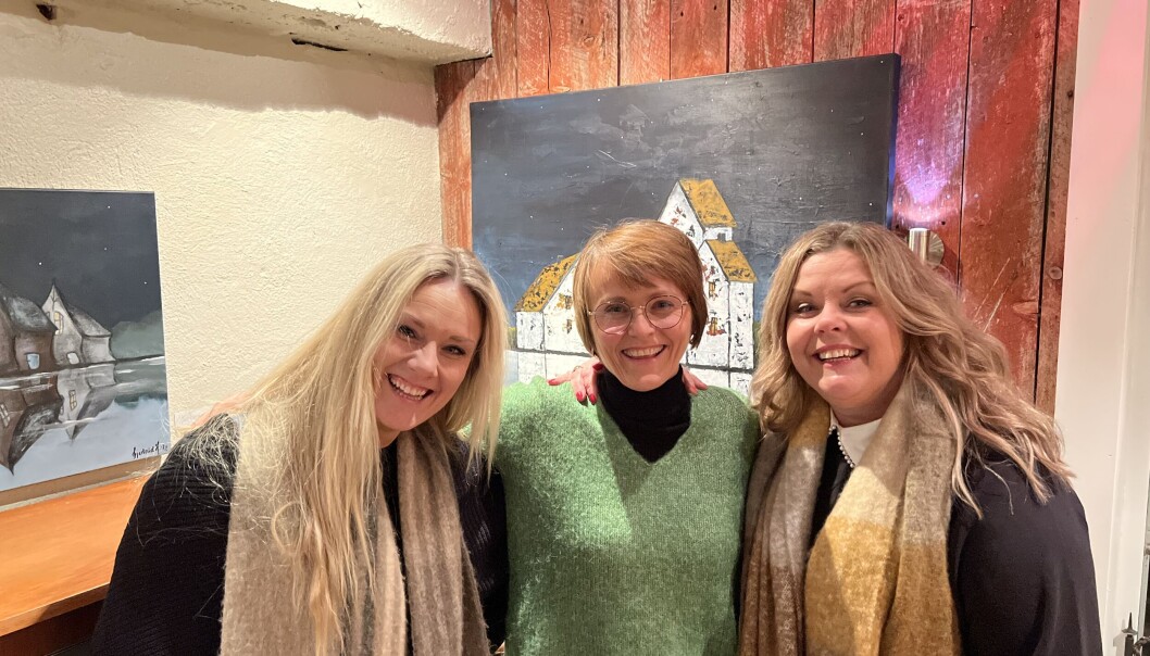 Leder i Rindal Kunstlag, Mildrid Kattem Aune, flankert av utstillerne av årets førjulsutstilling, søstrene Gjertrud (t.v.) og Tanja Heggem. Leder i Rindal Kunstlag, Mildrid Kattem Aune, flankert av utstillerne av årets førjulsutstilling, søstrene Gjertrud (t.v.) og Tanja Heggem.