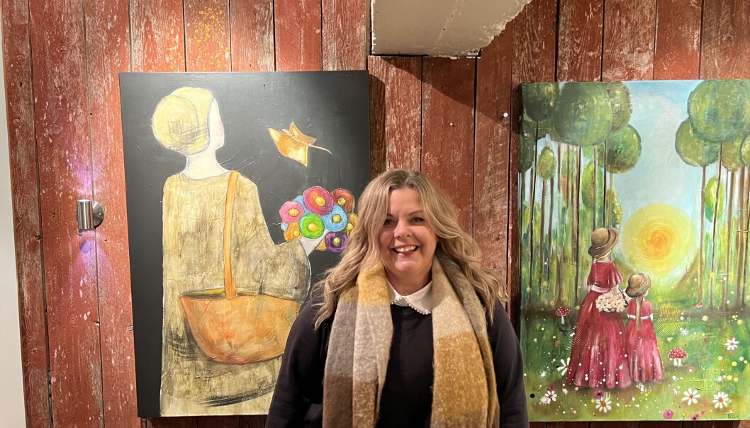 Tanja Heggem foran to av sin flotte kunstverker. Tanja Heggem foran to av sin flotte kunstverker.