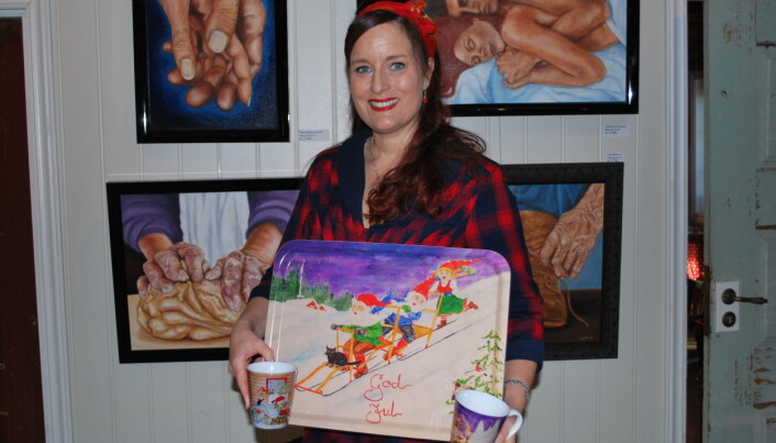 <span class=" font-weight-bold" data-lab-font_weight_desktop="font-weight-bold">Julekunst:</span> Inga viser noen av juleproduktene hun har til salgs på Dalalåven Atelier. Det blir også salg av original kunst og andre kunstprodukt. <span class=" font-weight-bold" data-lab-font_weight_desktop="font-weight-bold">Julekunst:</span> Inga viser noen av juleproduktene hun har til salgs på Dalalåven Atelier. Det blir også salg av original kunst og andre kunstprodukt.