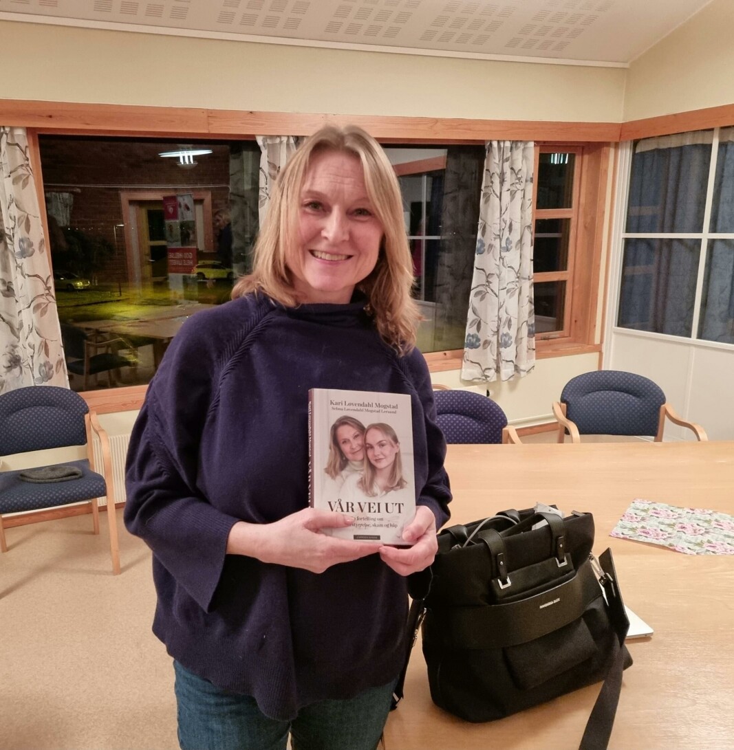 Kari Løvendahl Mogstad med boken Kari Løvendahl Mogstad med boken
