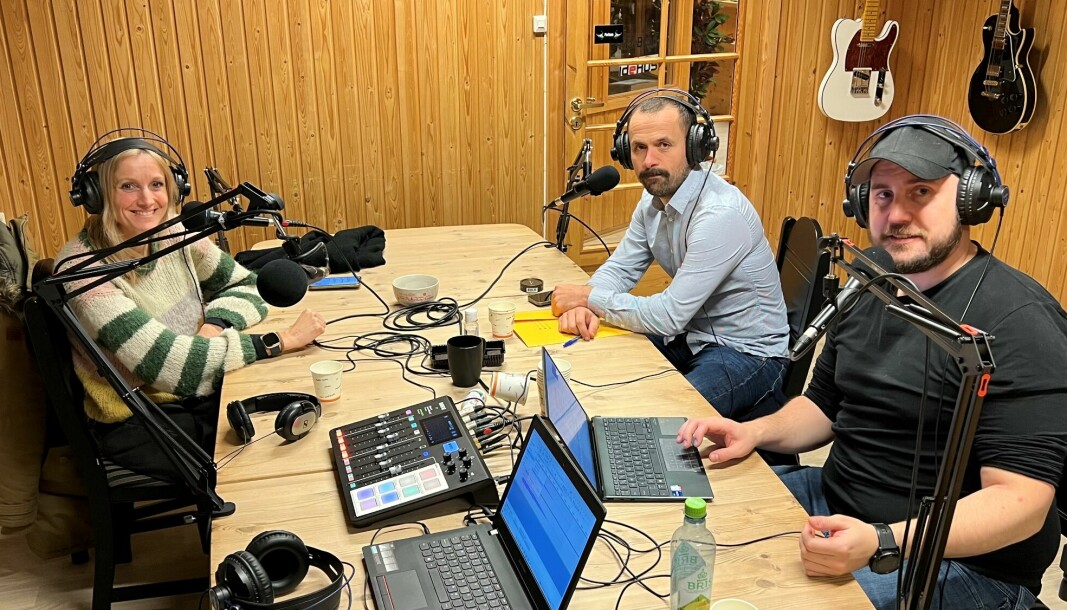 Åse Børset og Harald Moen fra Nordmøre Heimevernsområde har kommet på besøk til Håkon og Karstein i studio.