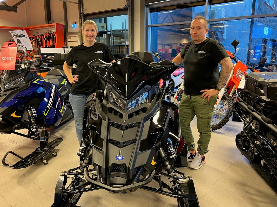 Ailin Van Til og Odd Arne Nergård med den nye Titan 4-takter, 1000 kubikk. Ailin Van Til og Odd Arne Nergård med den nye Titan 4-takter, 1000 kubikk.