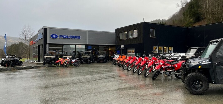 Motorsykler, UTV'er og ATV'er må vike plassen i butikken på snøscooterens dag. Motorsykler, UTV'er og ATV'er må vike plassen i butikken på snøscooterens dag.