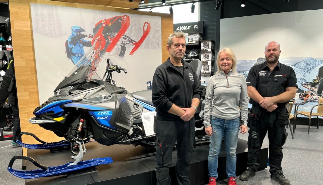 Jon Moen, Gunn Mari Moen og Steffen Møkkelgård hos RBL kan lokke med mange gode tilbud på den tradisjonelle høstdagen. Bak dem står jubileumsmodellen fra Lynx. Jon Moen, Gunn Mari Moen og Steffen Møkkelgård hos RBL kan lokke med mange gode tilbud på den tradisjonelle høstdagen. Bak dem står jubileumsmodellen fra Lynx.