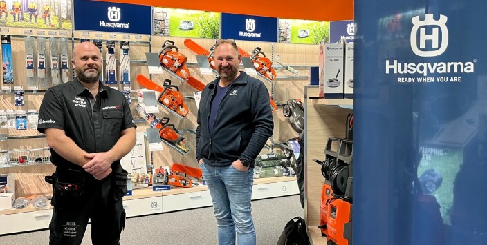 Steffen Møkkelgård og Svein-Atle Karlsen fra Husqvarna, som bant annet leverer motorsagene i bakgrunnen. Steffen Møkkelgård og Svein-Atle Karlsen fra Husqvarna, som bant annet leverer motorsagene i bakgrunnen.