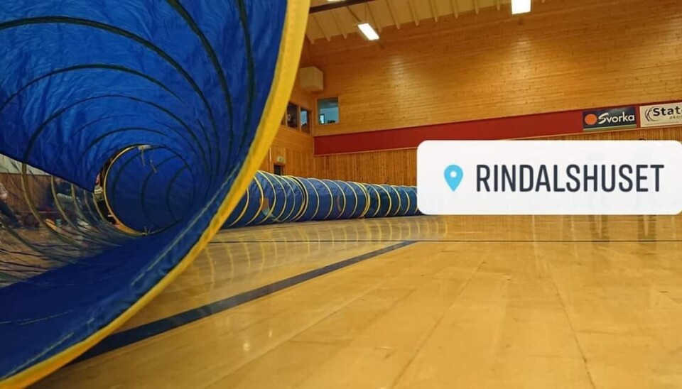 Åpen hall i Rindalshuset Et langt 'rør' av stoff/tøy som barn kan krype igjennom, på gulvet i en idrettshall. Rindalshuset.