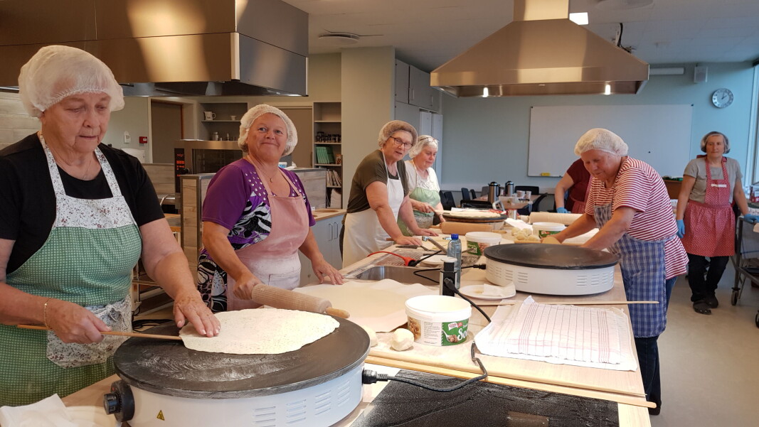 Skolekjøkkenet fungerer supert til lefsebakedugnad. Her: Johanne Løset, Anita Bjørnvik Haugen, Ann Eiin Hess Brønstad, Marit N. Bolme, Ragnhild Stavne Bolme og Sidsel Bolme. Skolekjøkkenet fungerer supert til lefsebakedugnad. Her: Johanne Løset, Anita Bjørnvik Haugen, Ann Eiin Hess Brønstad, Marit N. Bolme, Ragnhild Stavne Bolme og Sidsel Bolme.