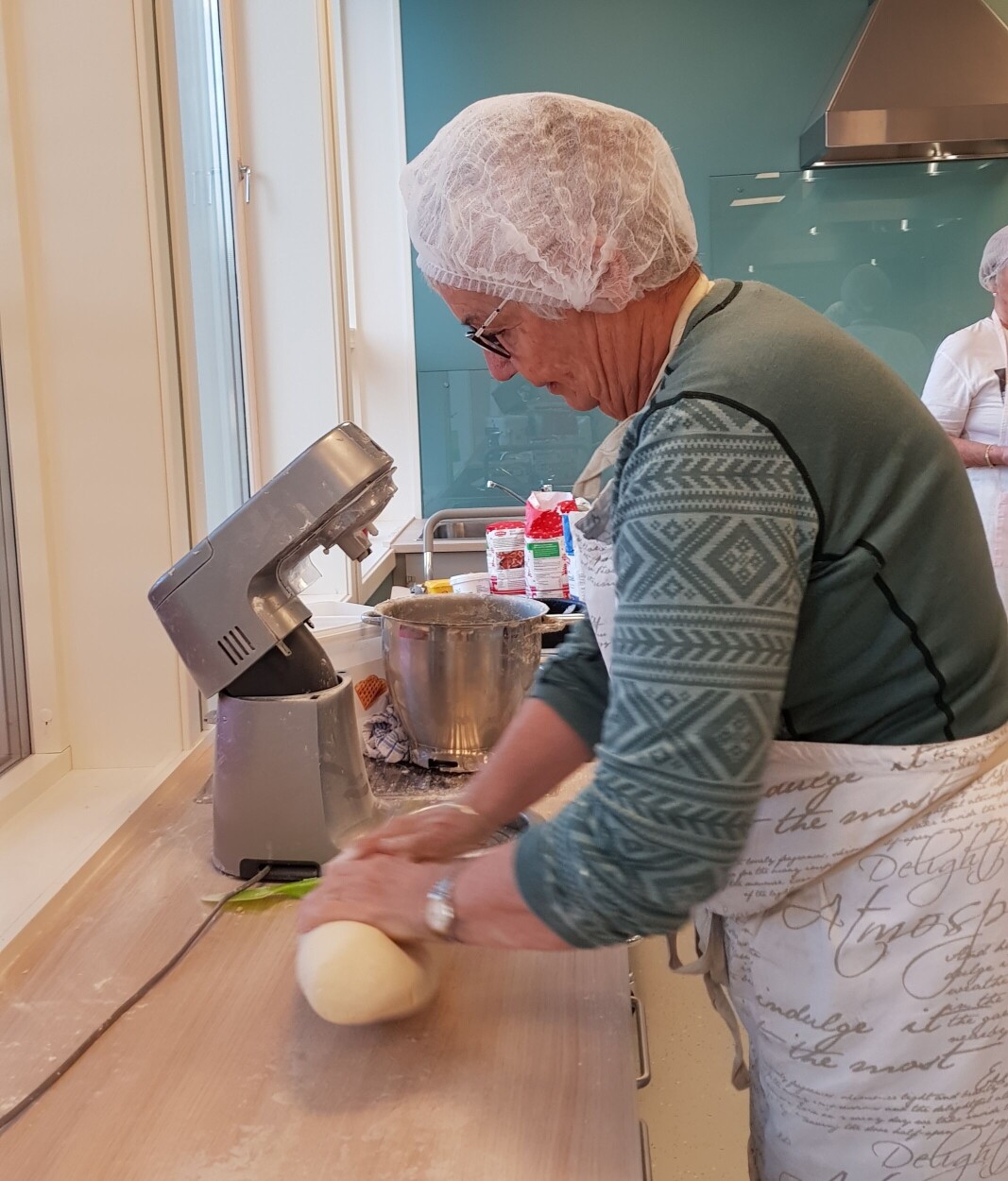 En god deig er en forutsetning for et godt resultat. Her er det Berit Bakken som knar deigen. En god deig er en forutsetning for et godt resultat. Her er det Berit Bakken som knar deigen.