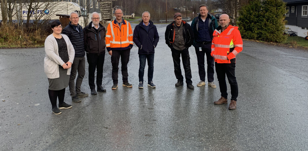 Lunsjmøte på Bolme pensjonat etter vegbefaringa. Ordfører Vibeke Langli, Ola T Heggem, Magnar Dalsegg, Nils Ole Evjen, Jo Bernt Brønstad, Per Børset, Endre Rudolfsen og Atle Norli. Lunsjmøte på Bolme pensjonat etter vegbefaringa. Ordfører Vibeke Langli, Ola T Heggem, Magnar Dalsegg, Nils Ole Evjen, Jo Bernt Brønstad, Per Børset, Endre Rudolfsen og Atle Norli.