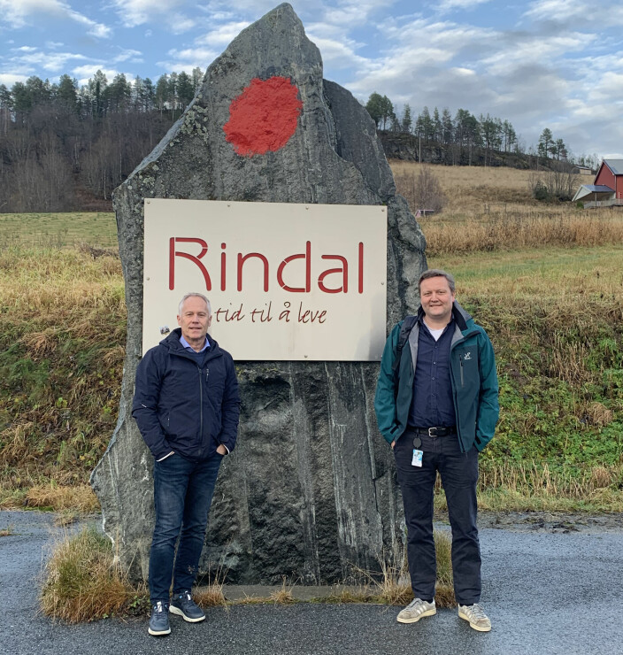Jo Bernt Brønstad og Endre Rudolfsen ved kommunegrensa på Storholt.