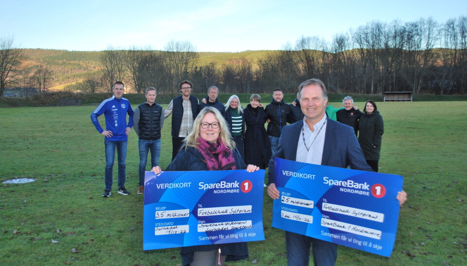 Kathrine Mauset og Allan Troelsen fra Sparebankstiftelsen Surnadal Sparebank og SpareBank 1 Nordmøre. Bak ser vi arbeidsgruppa og stiftelsesstyret. Kathrine Mauset og Allan Troelsen fra Sparebankstiftelsen Surnadal Sparebank og SpareBank 1 Nordmøre. Bak ser vi arbeidsgruppa og stiftelsesstyret.